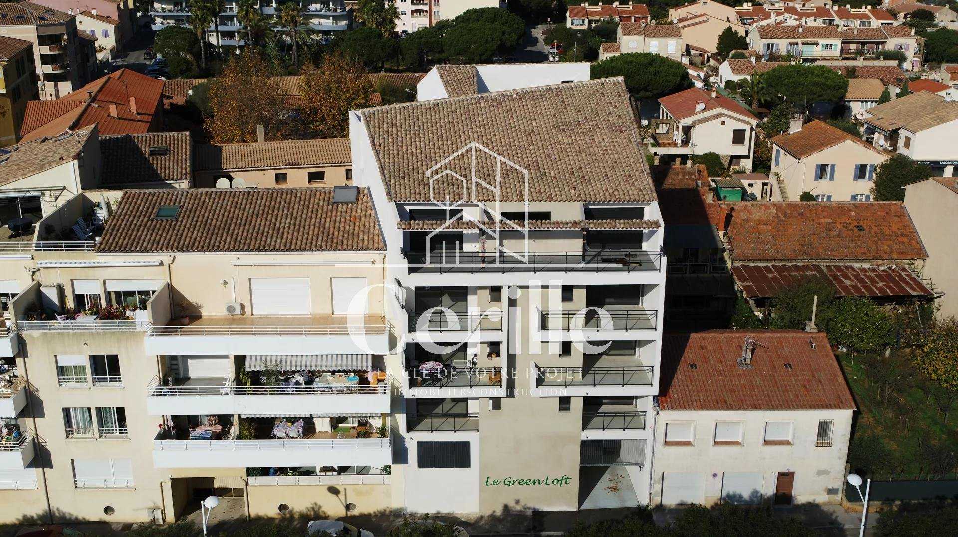 Condominium in La Londe-les-Maures, Provence-Alpes-Cote d'Azur 10817567