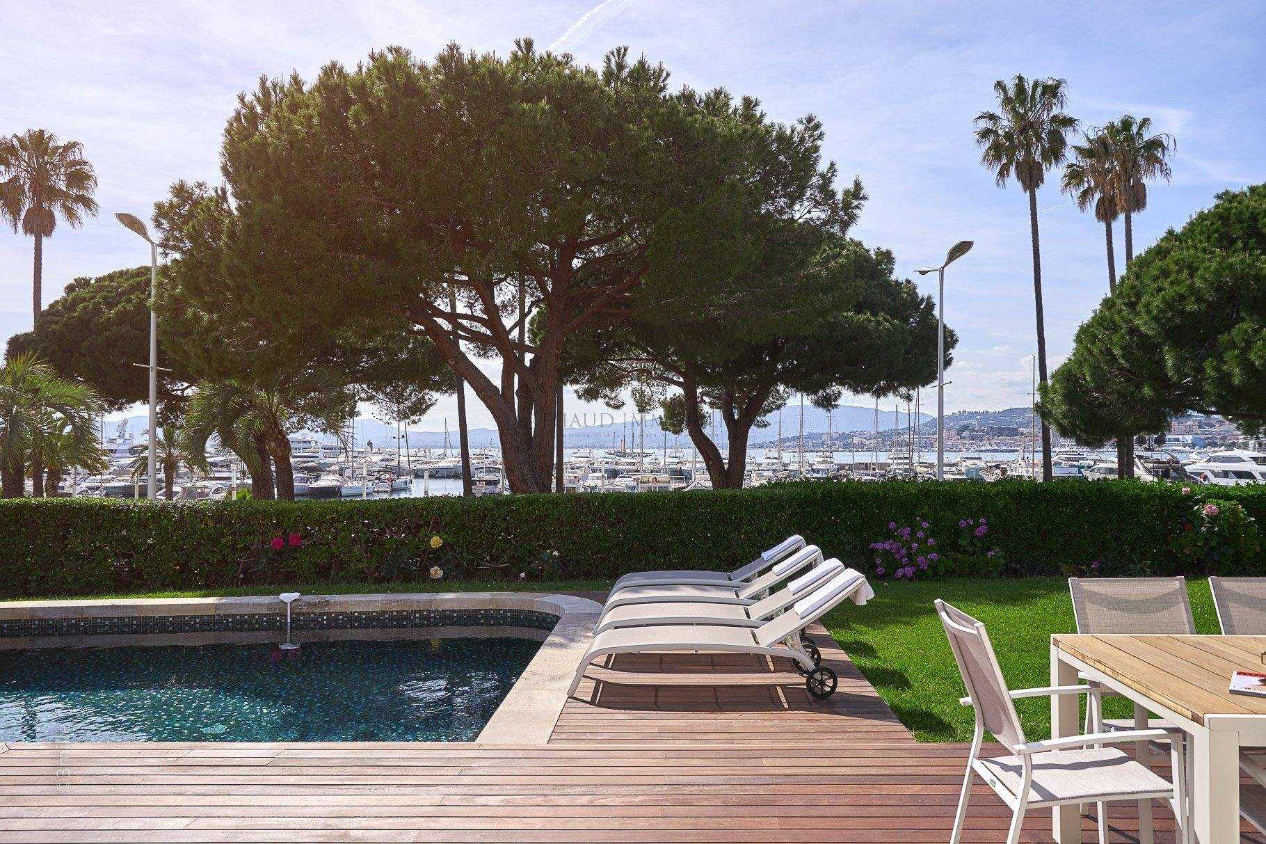 House in Cannes, Provence-Alpes-Cote d'Azur 10818191