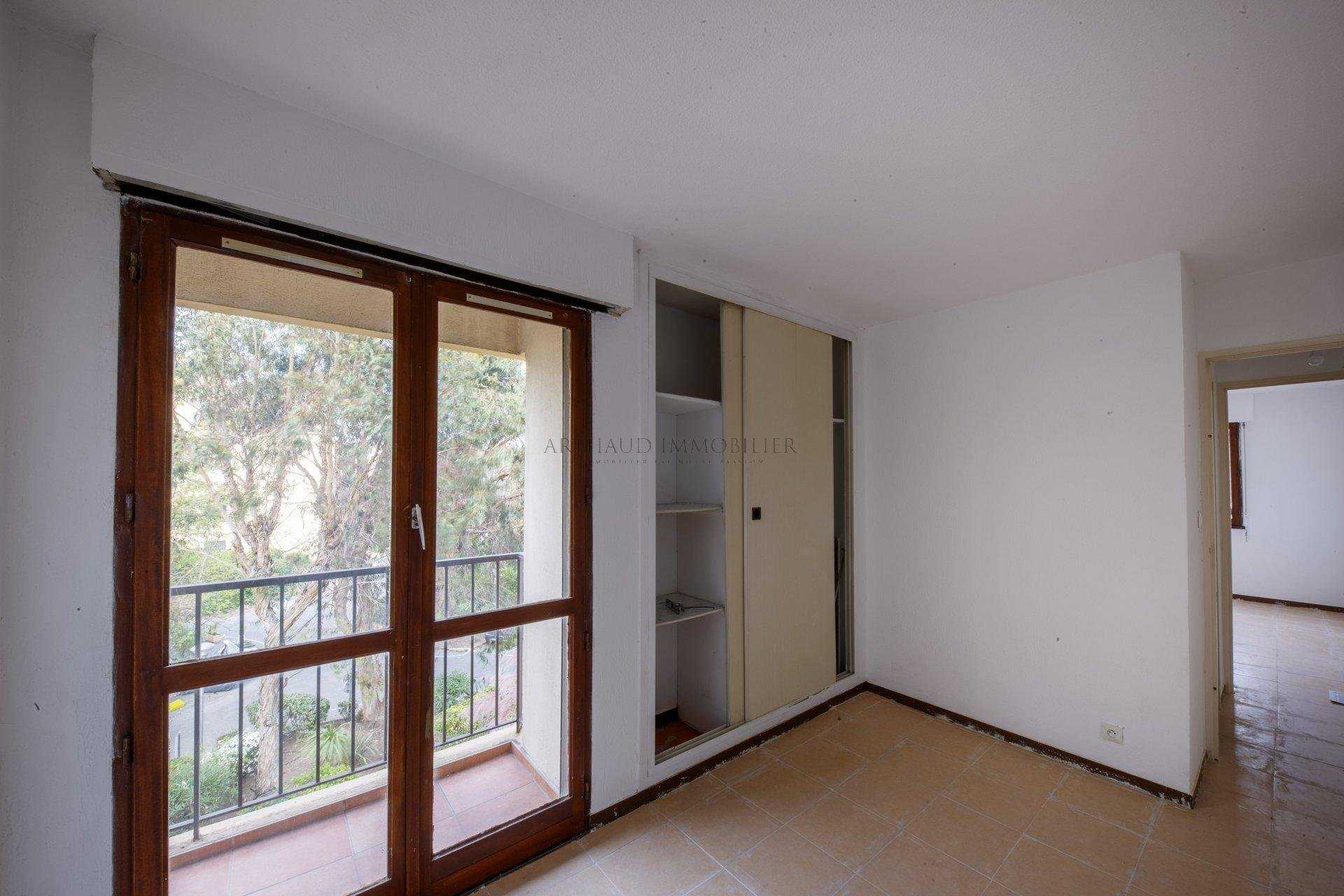 Condominium in Frejus, Provence-Alpes-Cote d'Azur 10818210