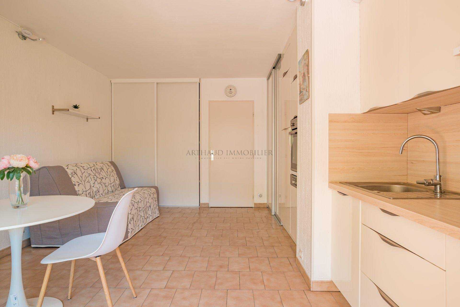 Condominium in Port Santa-Lucia, Provence-Alpes-Cote d'Azur 10818222