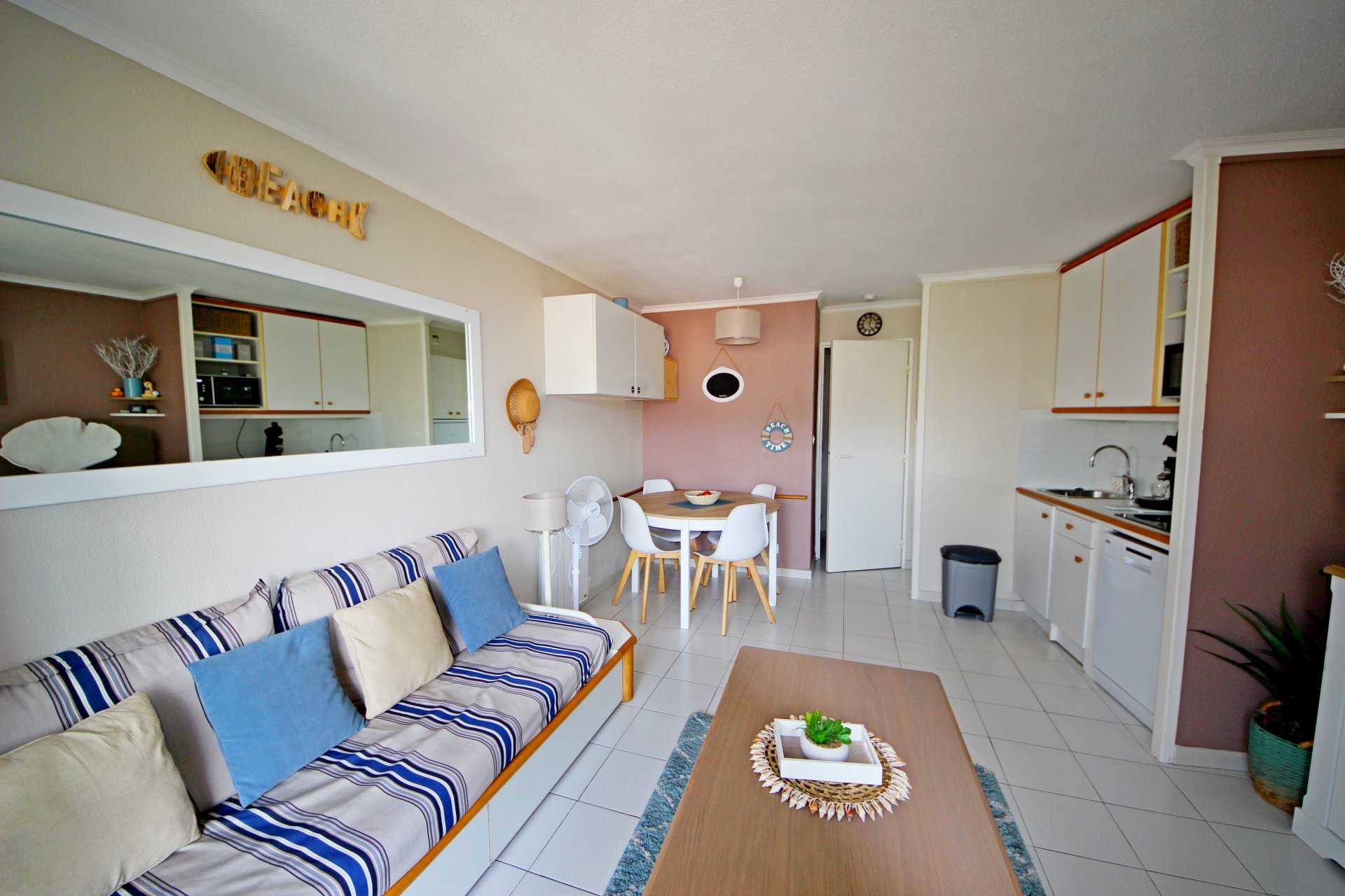 Condominium in Een homo, Provence-Alpes-Côte d'Azur 10818276