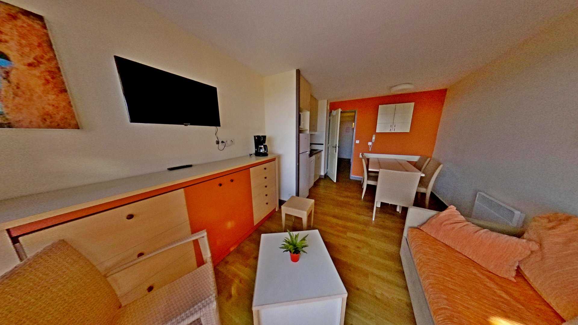 Condominium in Een homo, Provence-Alpes-Côte d'Azur 10818277
