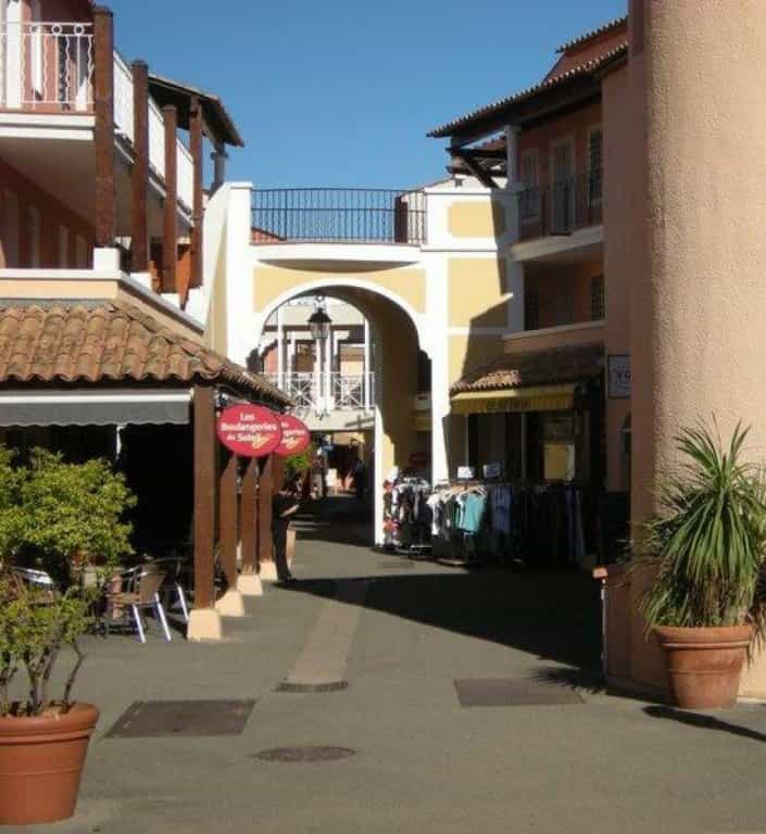 Retail in Saint-Raphael, Provence-Alpes-Cote d'Azur 10818286