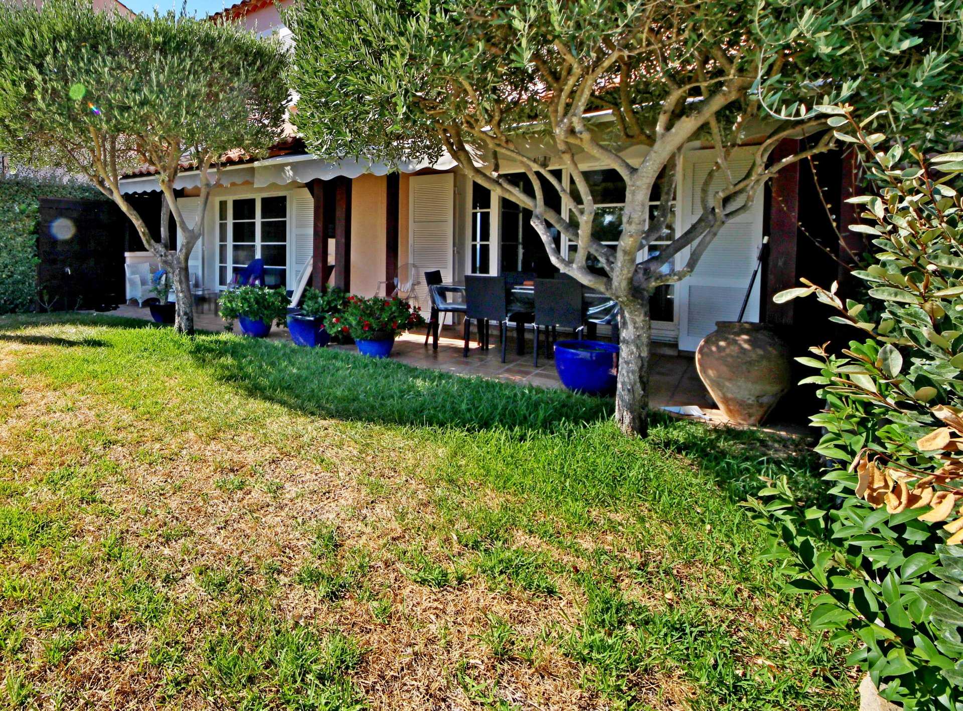 Useita taloja sisään Agay, Provence-Alpes-Cote d'Azur 10818303
