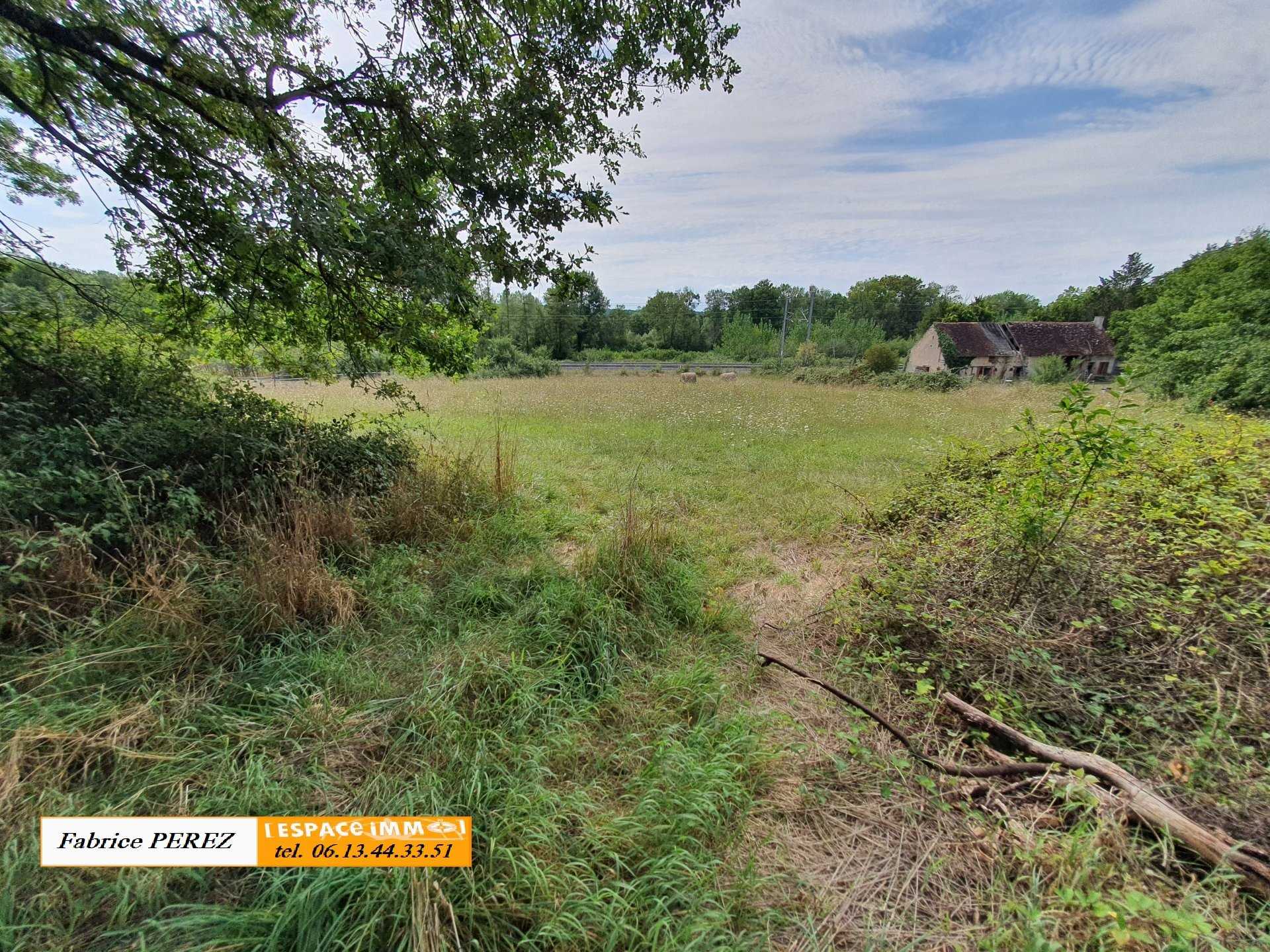 Land in Mery-sur-Cher, Centre-Val de Loire 10818346