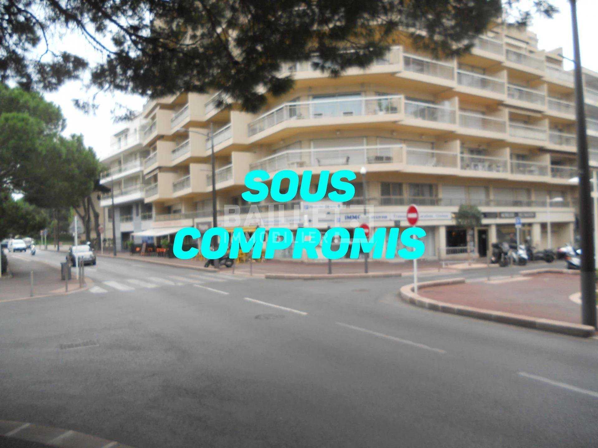 Retail in Juan-les-Pins, Provence-Alpes-Cote d'Azur 10818366
