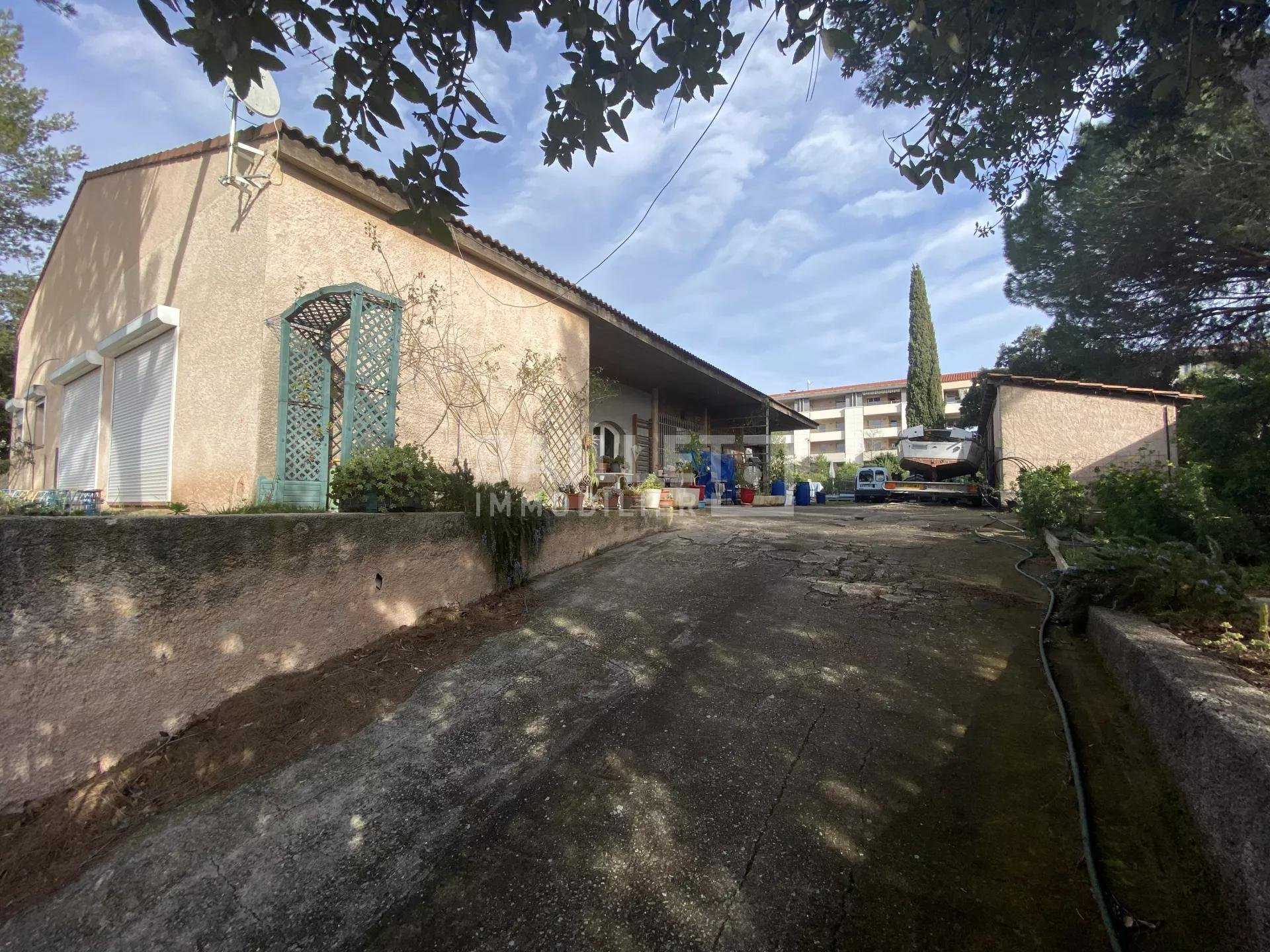 Λιανεμποριο σε Roquebrune-sur-Argens, Provence-Alpes-Cote d'Azur 10818414