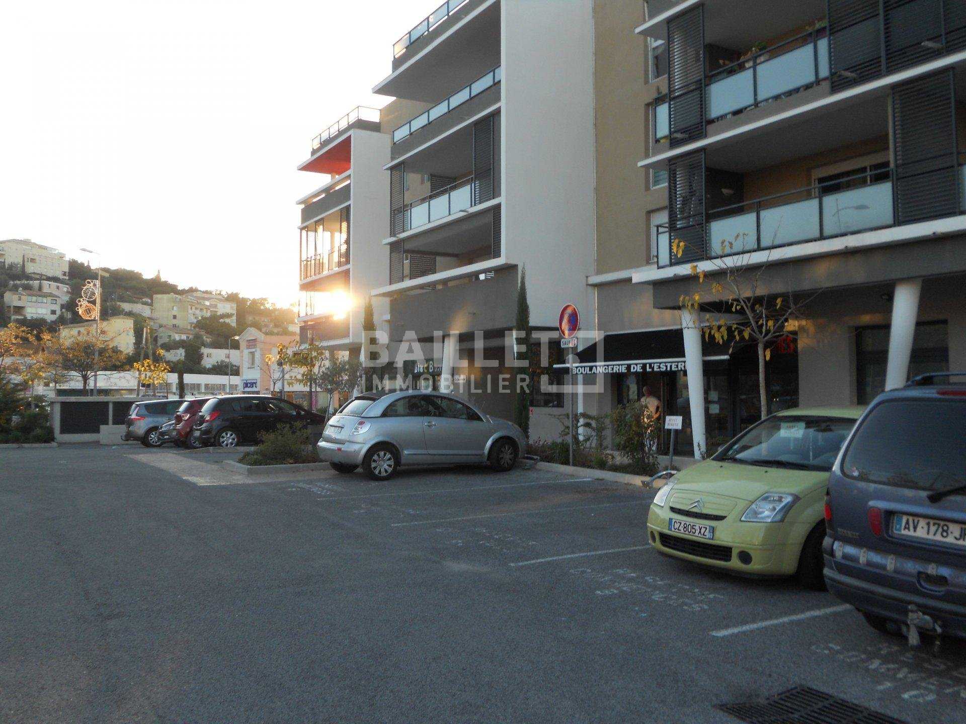 Retail in Saint-Raphael, Provence-Alpes-Cote d'Azur 10818456