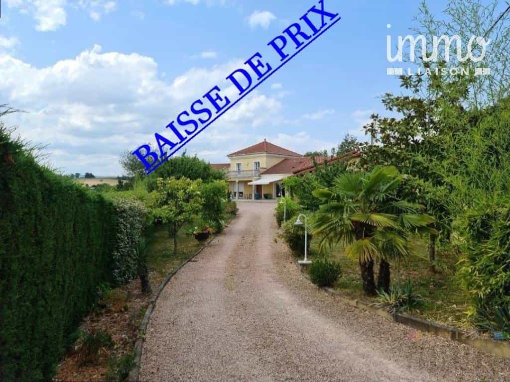 House in Courpiere, Auvergne-Rhone-Alpes 10818741