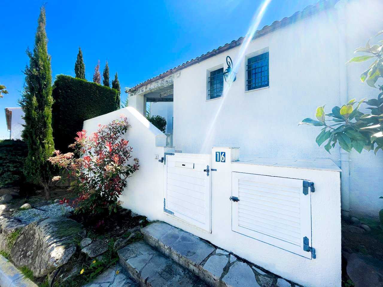 Rumah di Les Beaumettes, Provence-Alpes-Cote d'Azur 10819410