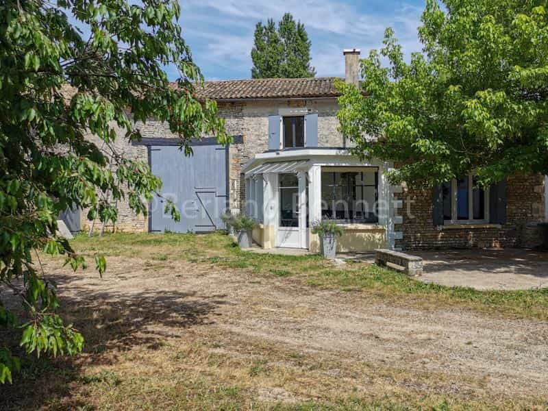 House in Lezay, Nouvelle-Aquitaine 10819663