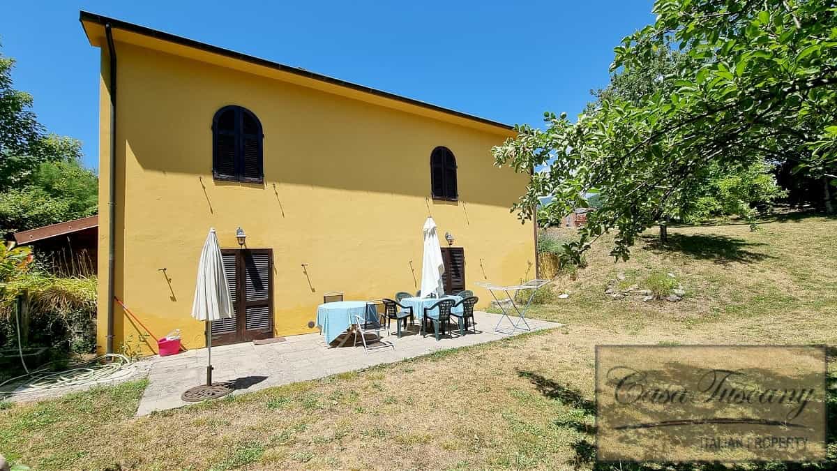 House in Piazza al Serchio, Tuscany 10819701