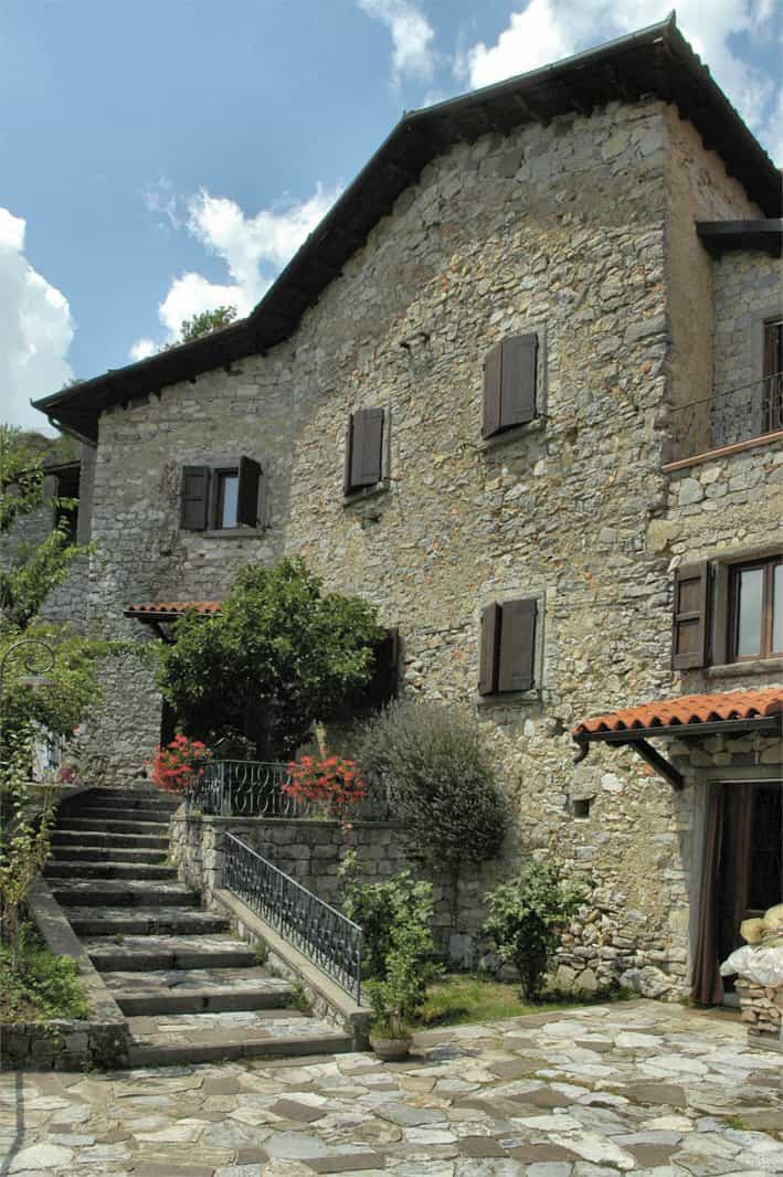 House in Molazzana, Tuscany 10819807