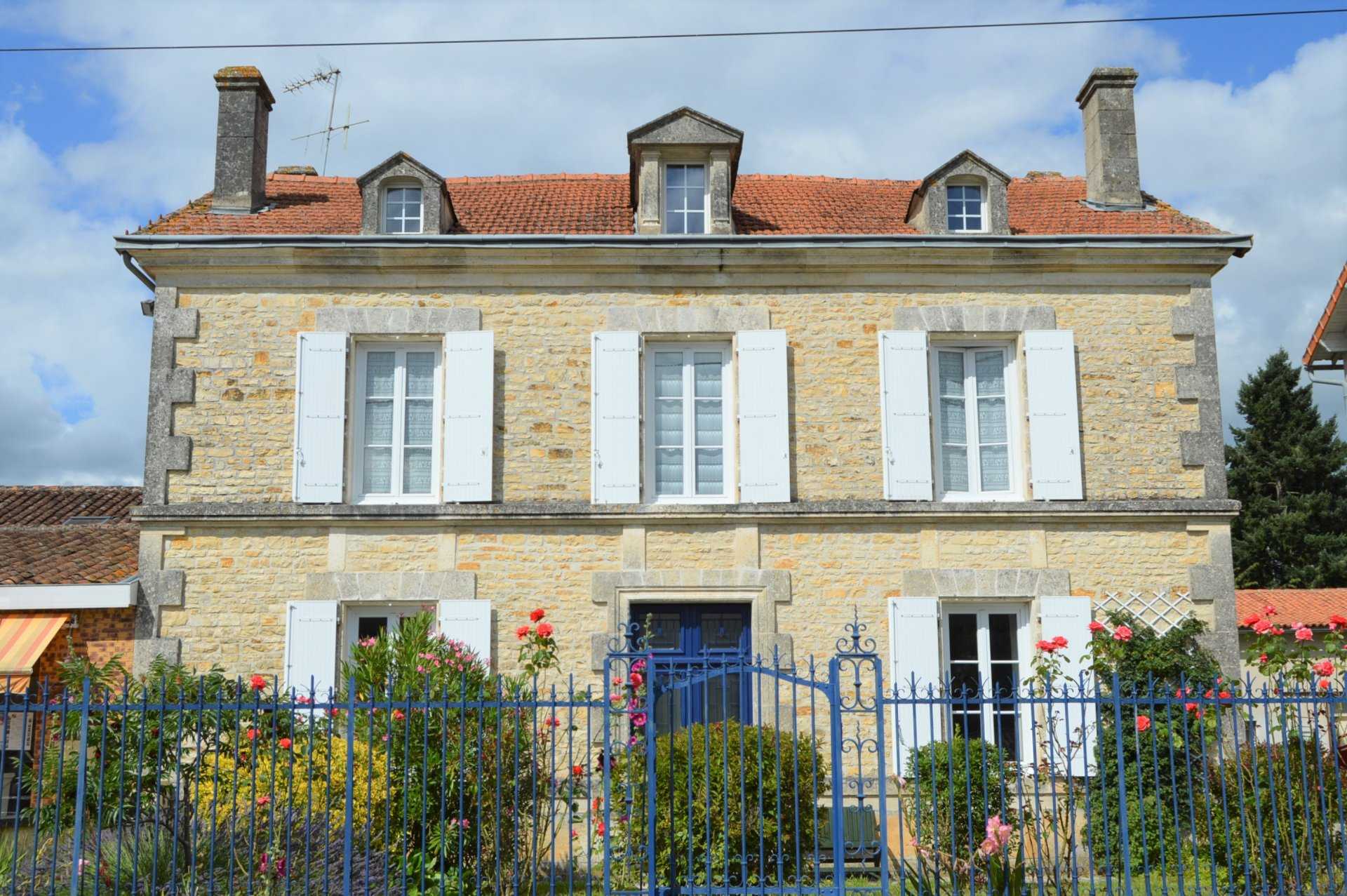 Condominium dans Aunac-sur-Charente, Nouvelle-Aquitaine 10819859
