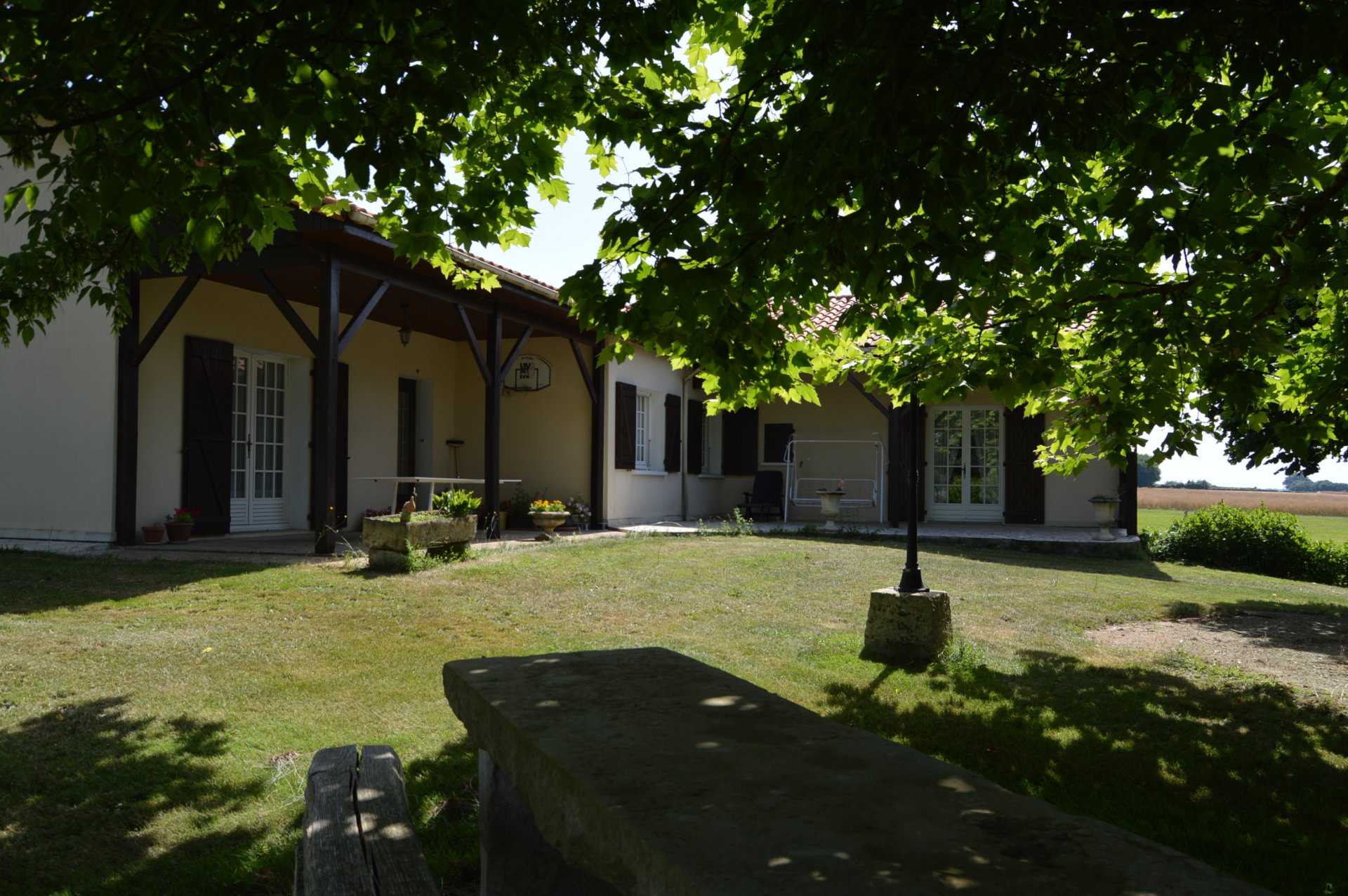 Talo sisään Les Adjots, Nouvelle-Aquitaine 10819887