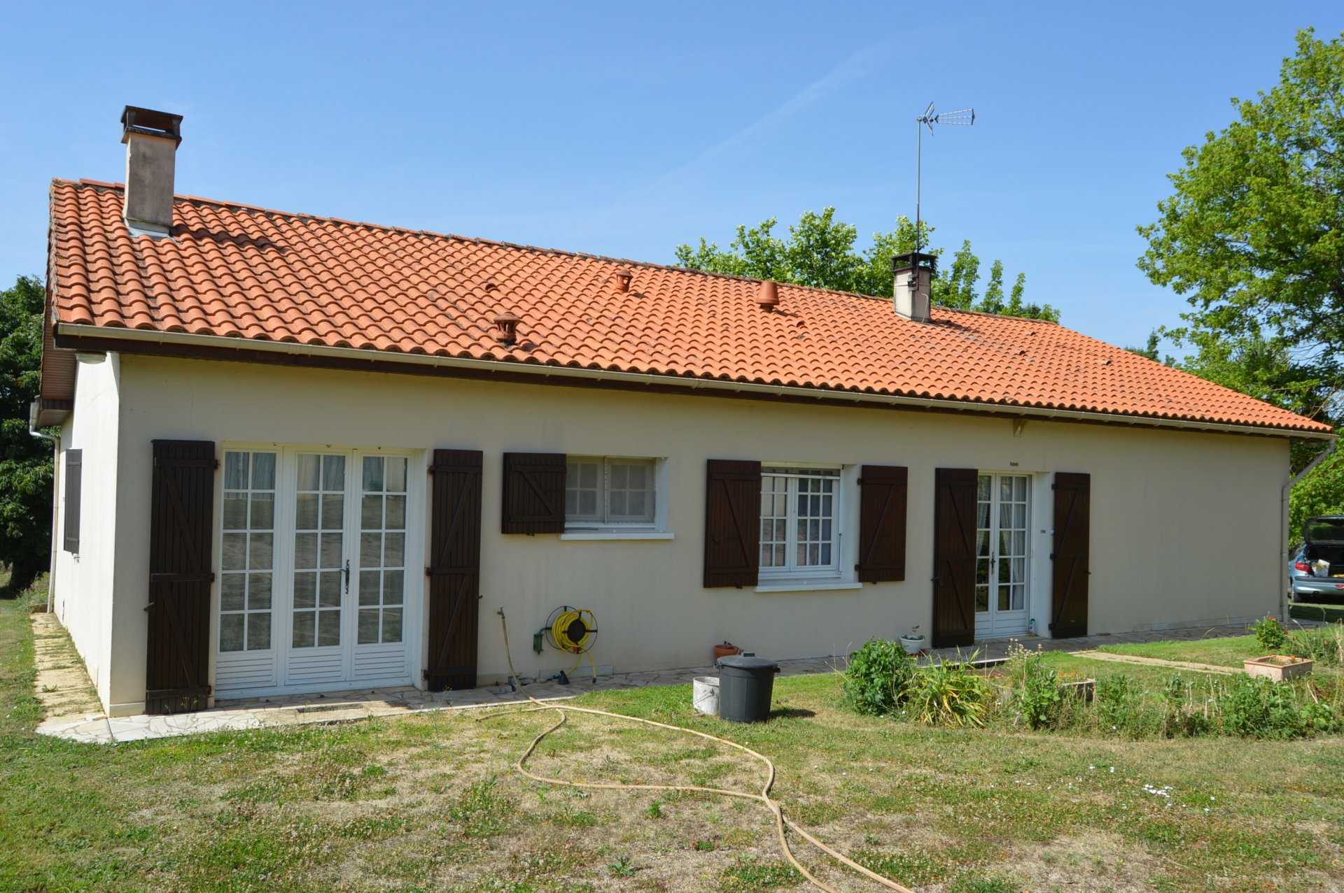 House in Les Adjots, Nouvelle-Aquitaine 10819887