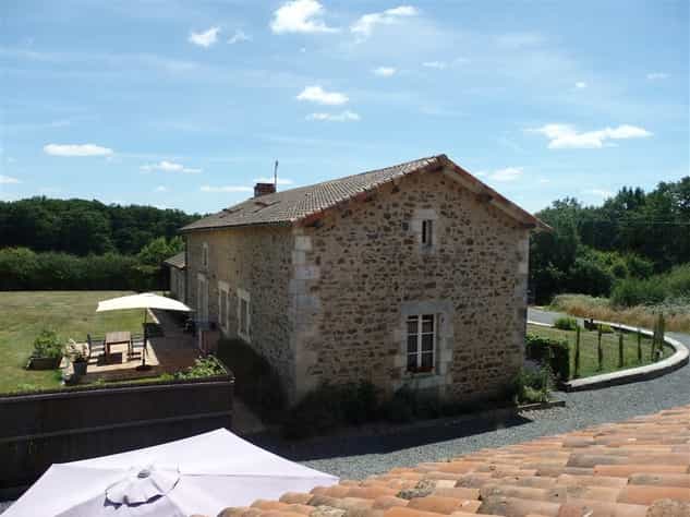 House in Plaisance, Nouvelle-Aquitaine 10819924