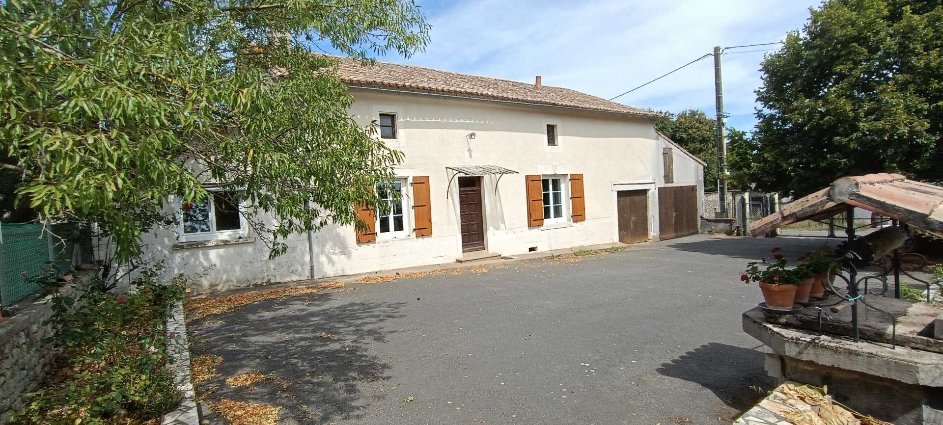 Hus i Theil-Rabier, Nouvelle-Aquitaine 10820010