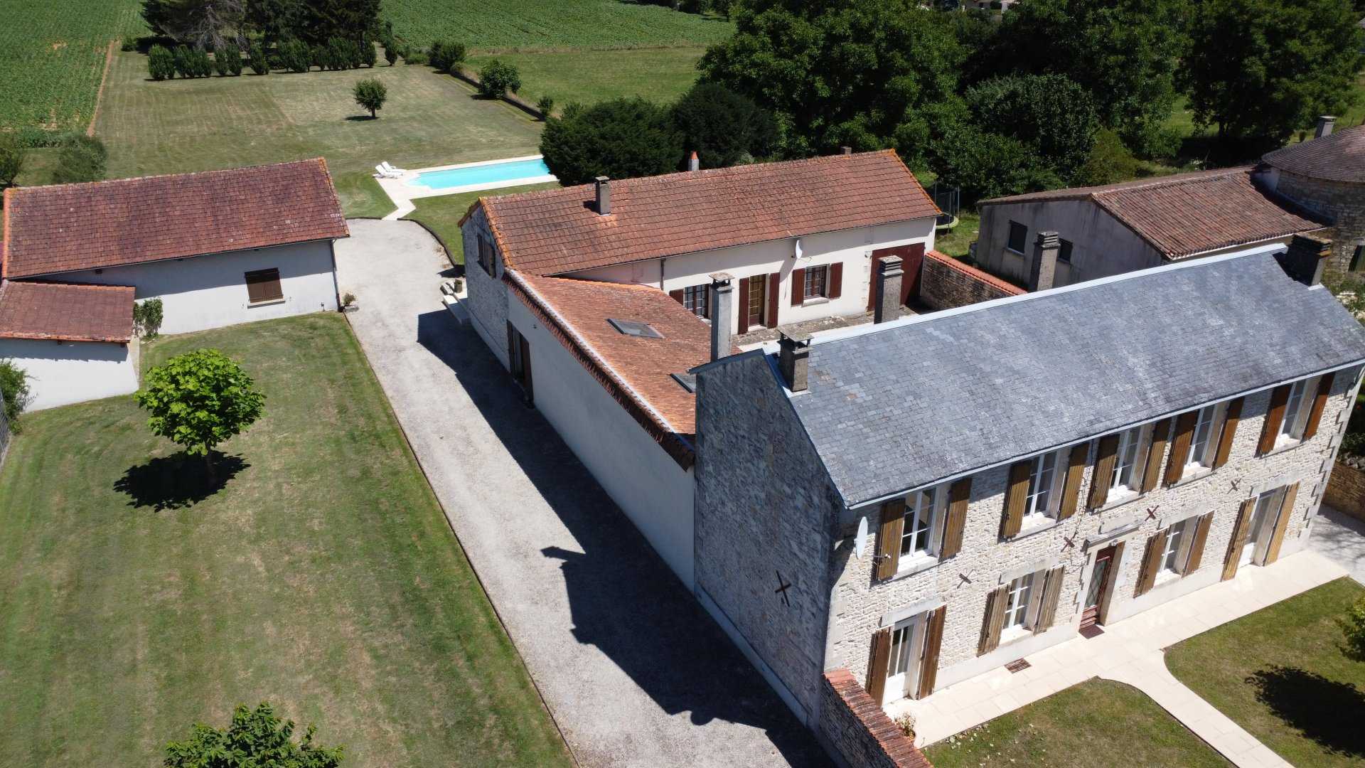 House in Les Adjots, Nouvelle-Aquitaine 10820106