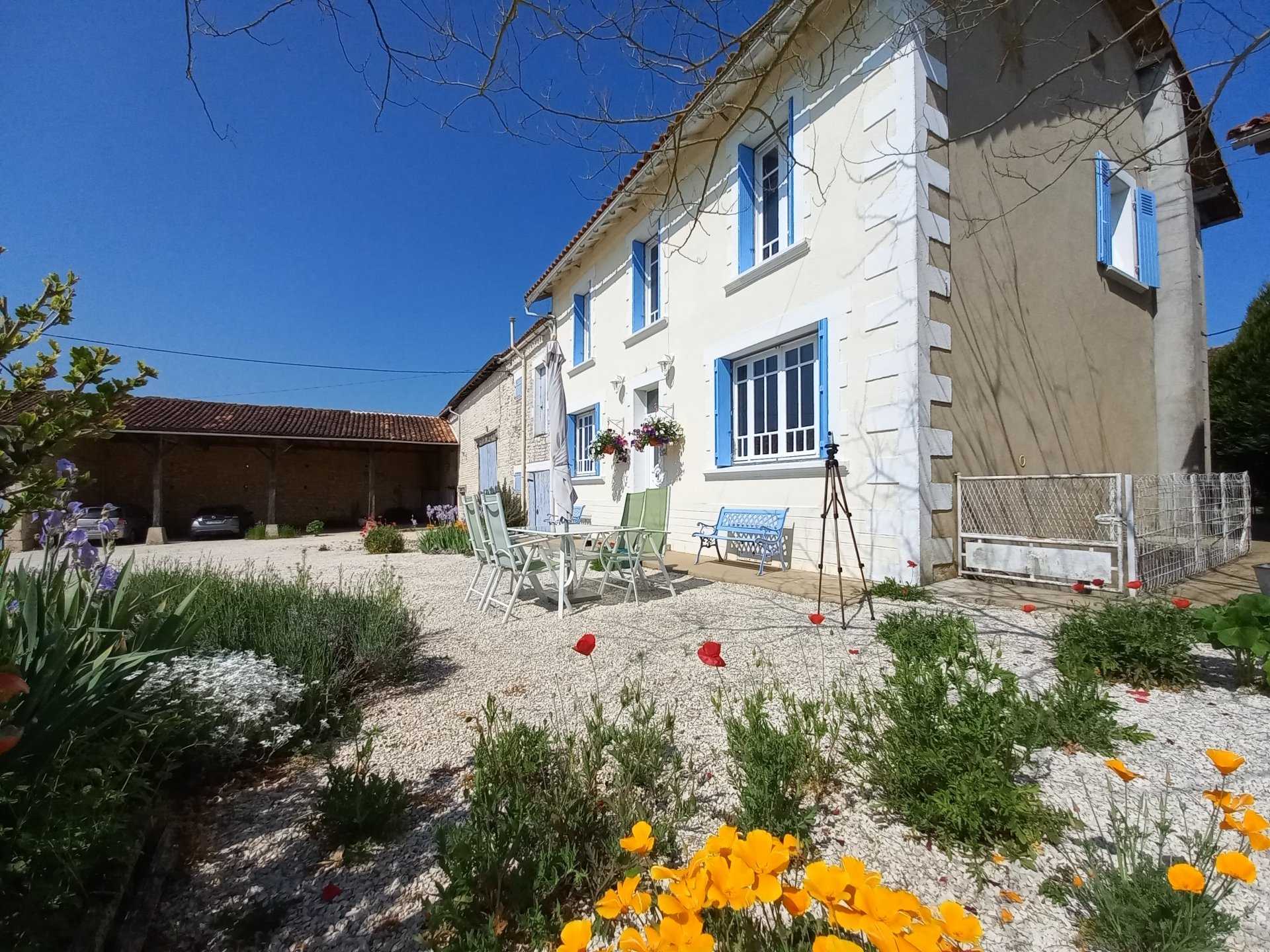房子 在 Ventouse, Nouvelle-Aquitaine 10820127