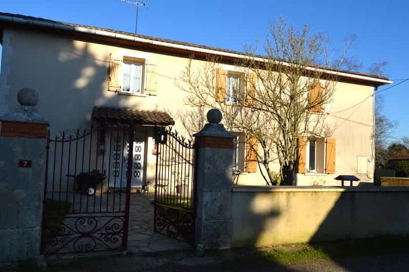 rumah dalam Nanteuil-en-Vallee, Nouvelle-Aquitaine 10820149