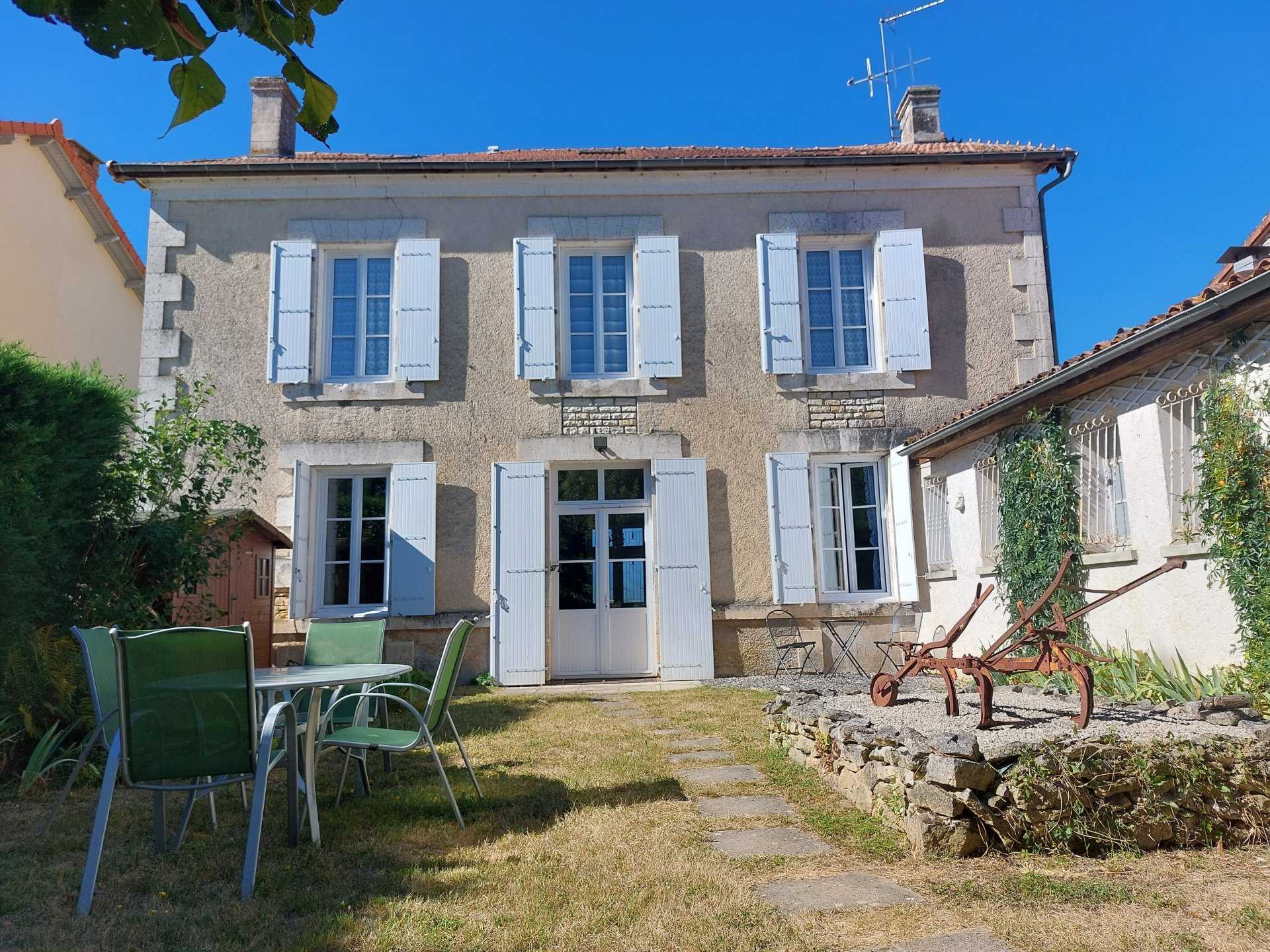 Huis in Aunac, Nouvelle-Aquitanië 10820155