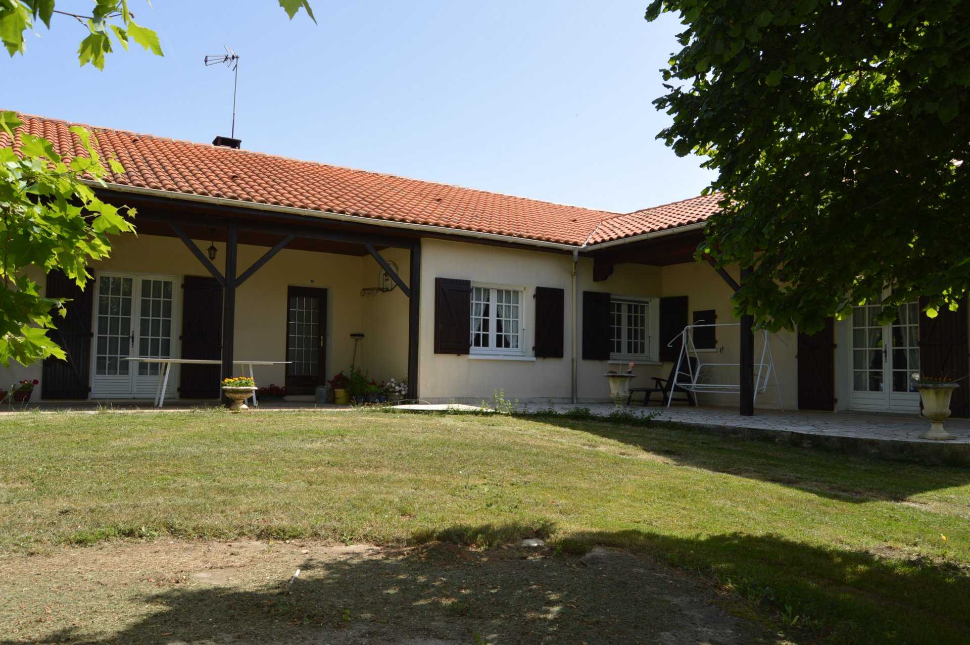 House in Les Adjots, Nouvelle-Aquitaine 10820179