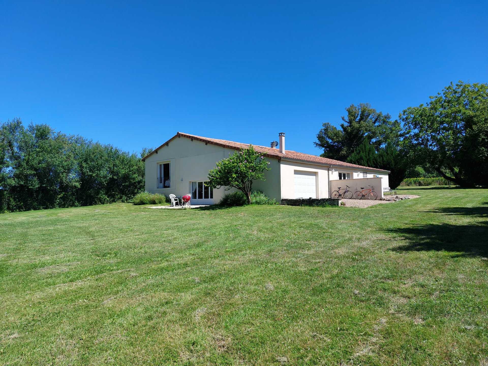 House in Cellefrouin, Nouvelle-Aquitaine 10820184