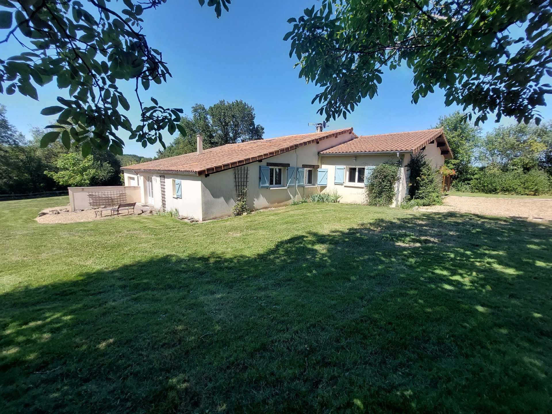 House in Cellefrouin, Nouvelle-Aquitaine 10820184