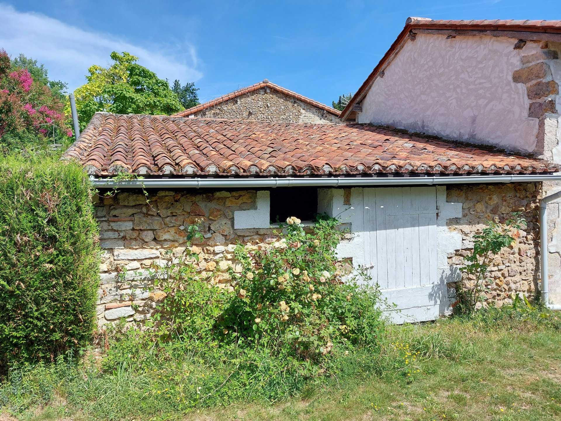 жилой дом в Cellefrouin, Nouvelle-Aquitaine 10820192