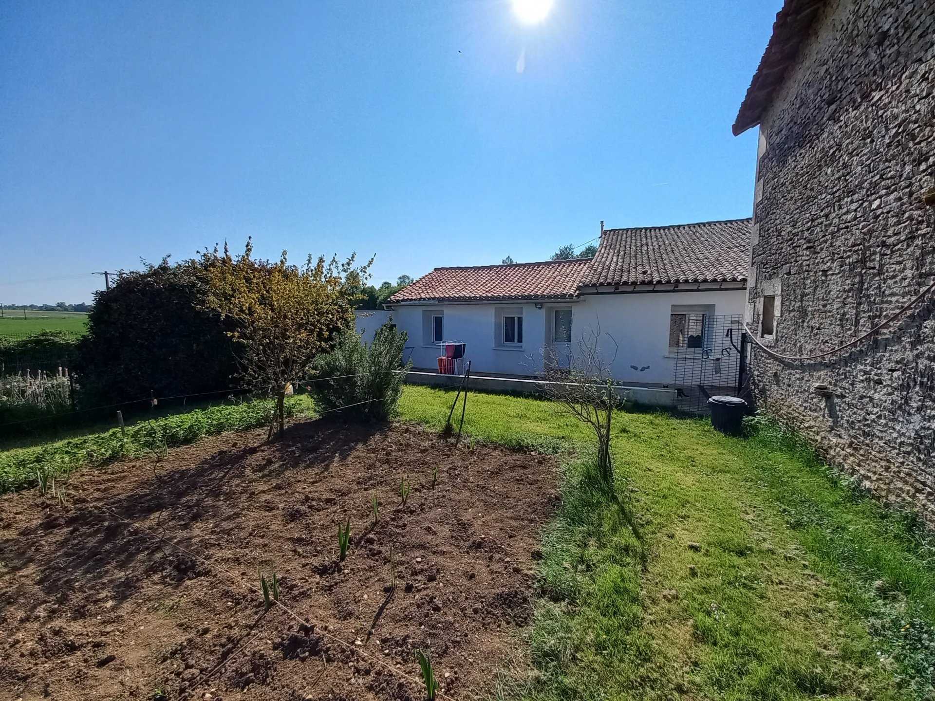 σπίτι σε Bioussac, Nouvelle-Aquitaine 10820219
