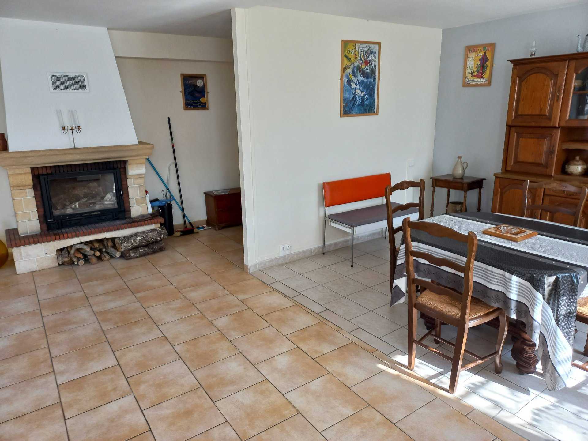 Talo sisään Bioussac, Nouvelle-Aquitaine 10820219