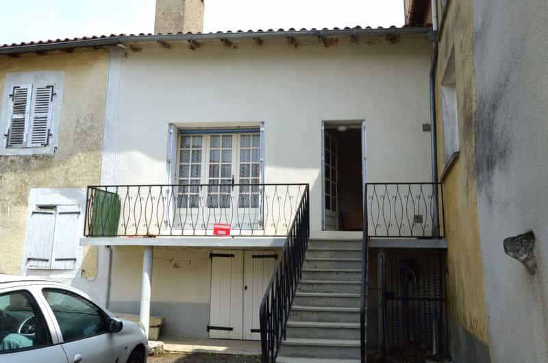 House in Benest, Nouvelle-Aquitaine 10820377