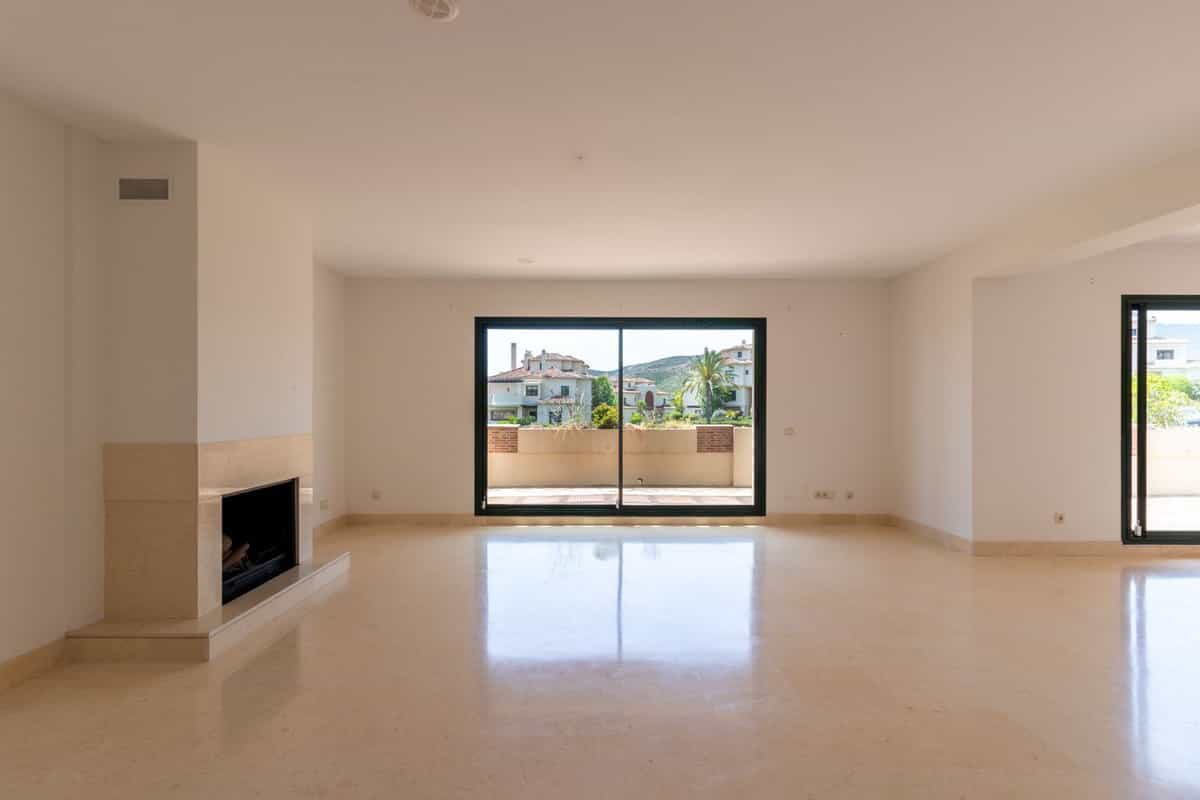 Condominium in Benahavis, Andalusia 10822351