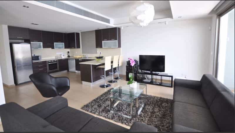 Condominium in Perivolia, Larnaka 10823264