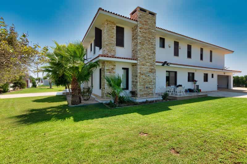 жилой дом в Dromolaxia, Larnaca 10824771