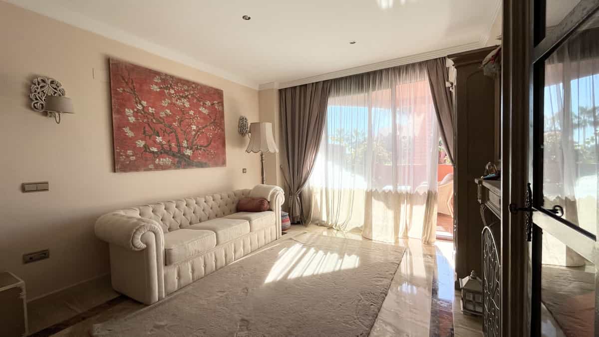 Condominium in Marbella, Andalucía 10824881