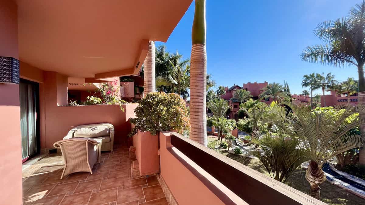 Condominium in Marbella, Andalucía 10824881