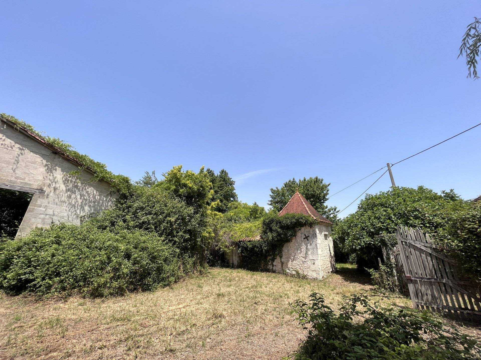 House in Bonnes, Nouvelle-Aquitaine 10824888