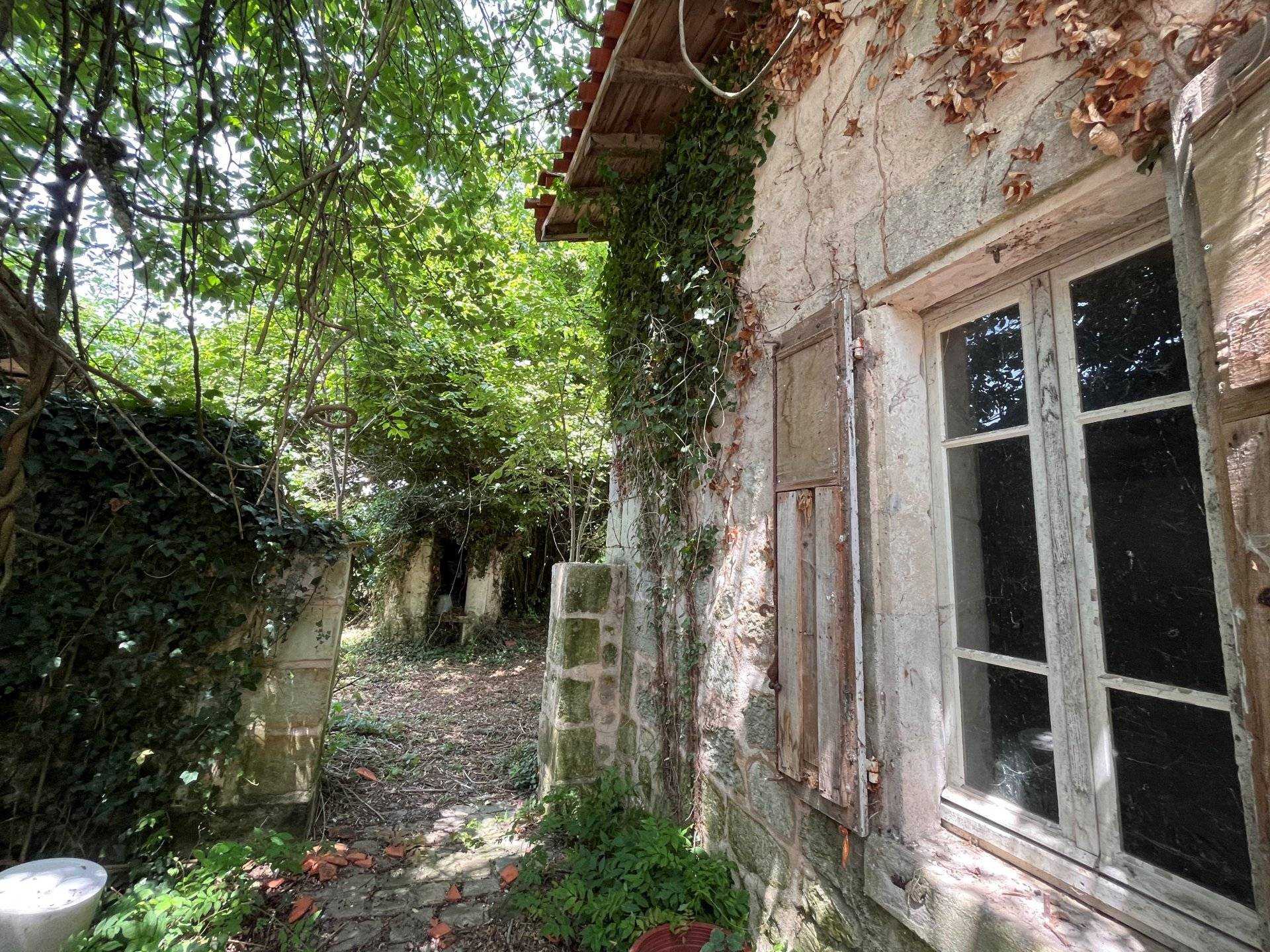 House in Bonnes, Nouvelle-Aquitaine 10824888