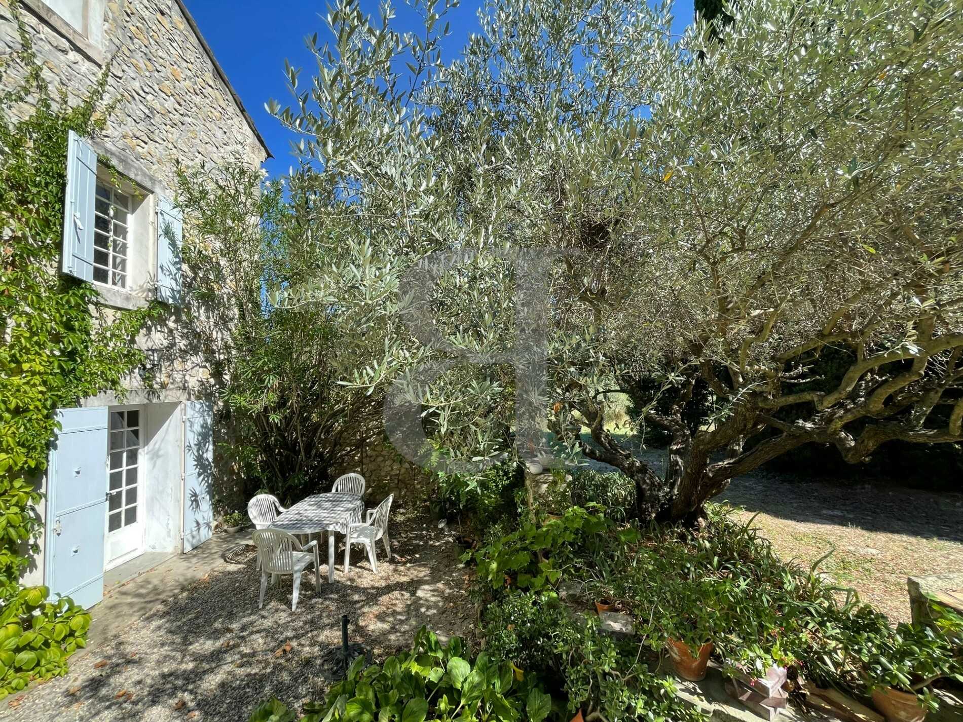 Rumah di Boulbon, Provence-Alpes-Cote d'Azur 10825977