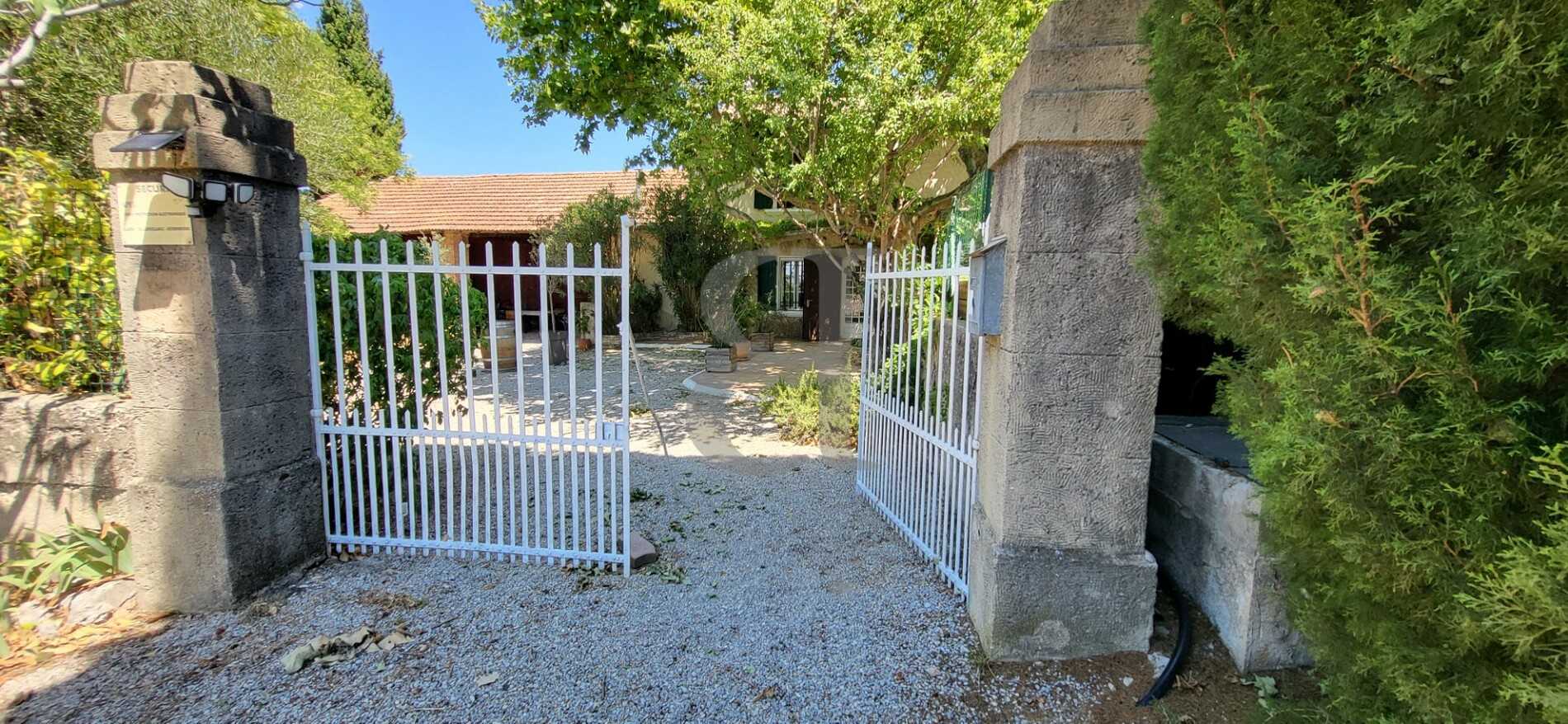 House in Vacqueyras, Provence-Alpes-Cote d'Azur 10826020