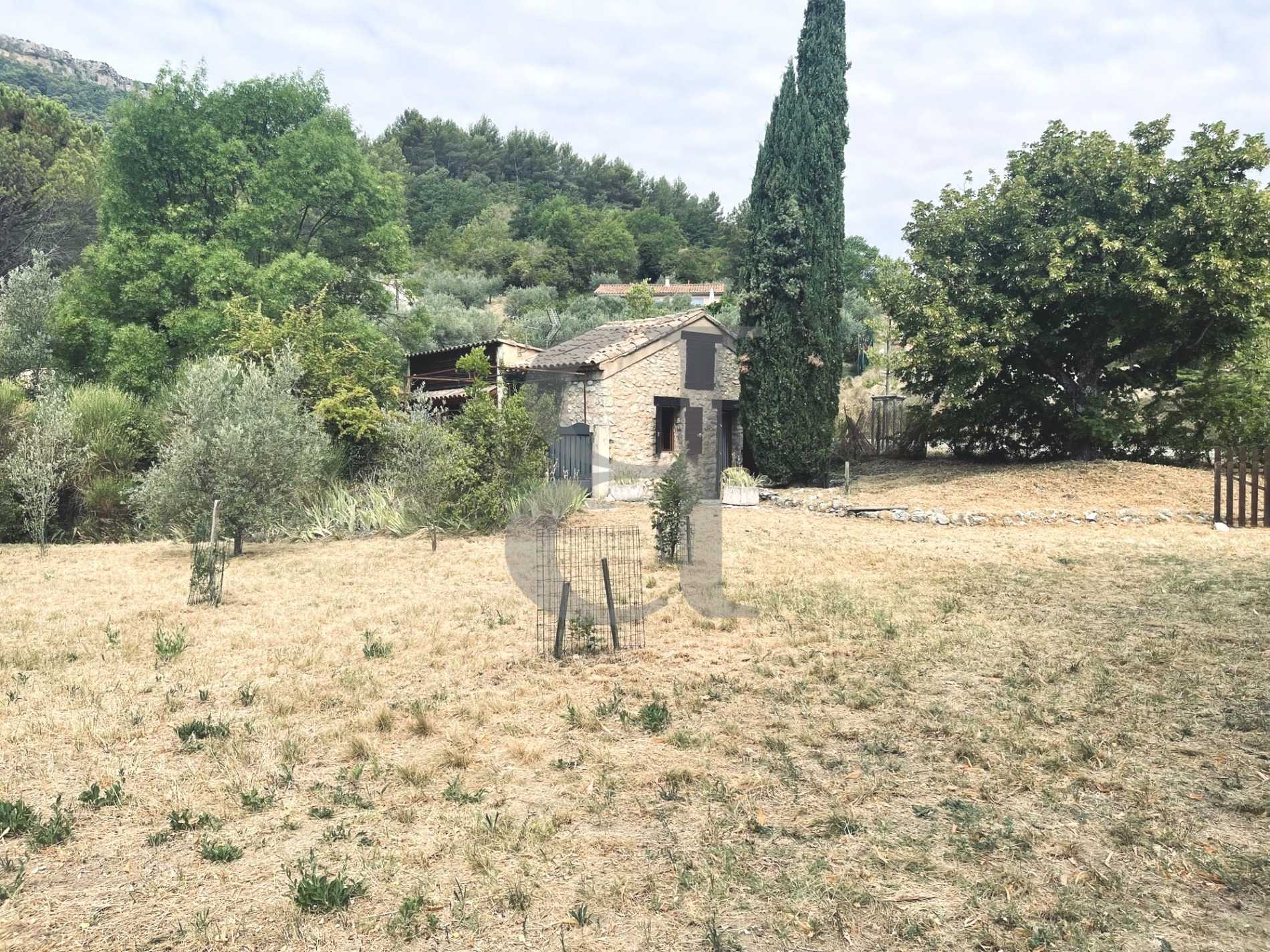 بيت في Trets, Provence-Alpes-Côte d'Azur 10826100