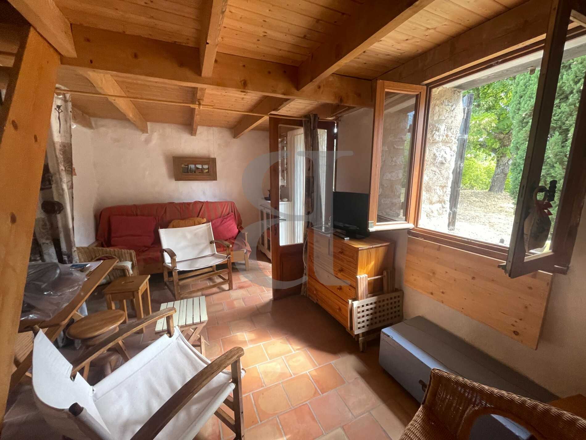 بيت في Trets, Provence-Alpes-Côte d'Azur 10826100