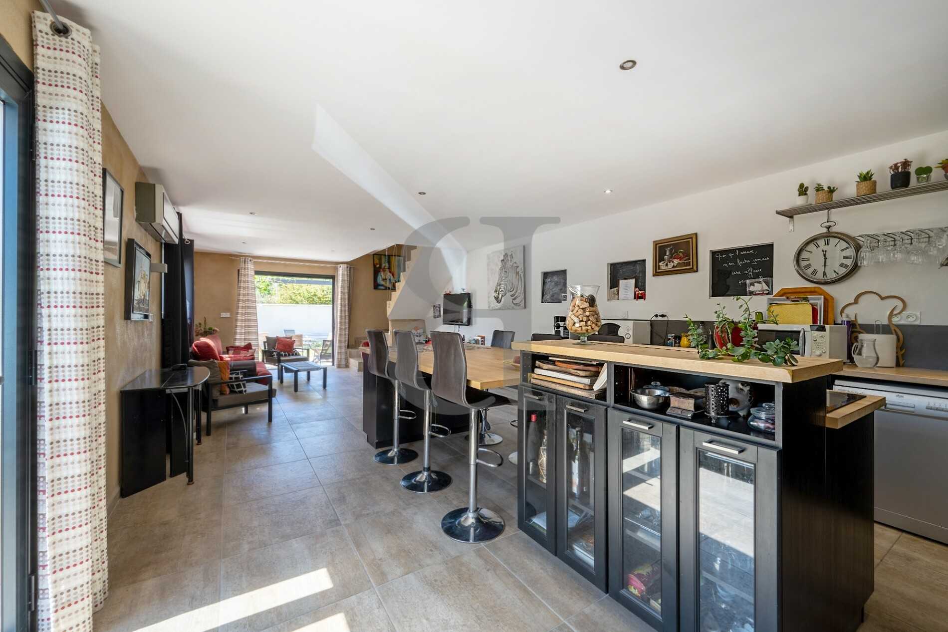 Dom w Malemort-du-Comtat, Provence-Alpes-Cote d'Azur 10826130