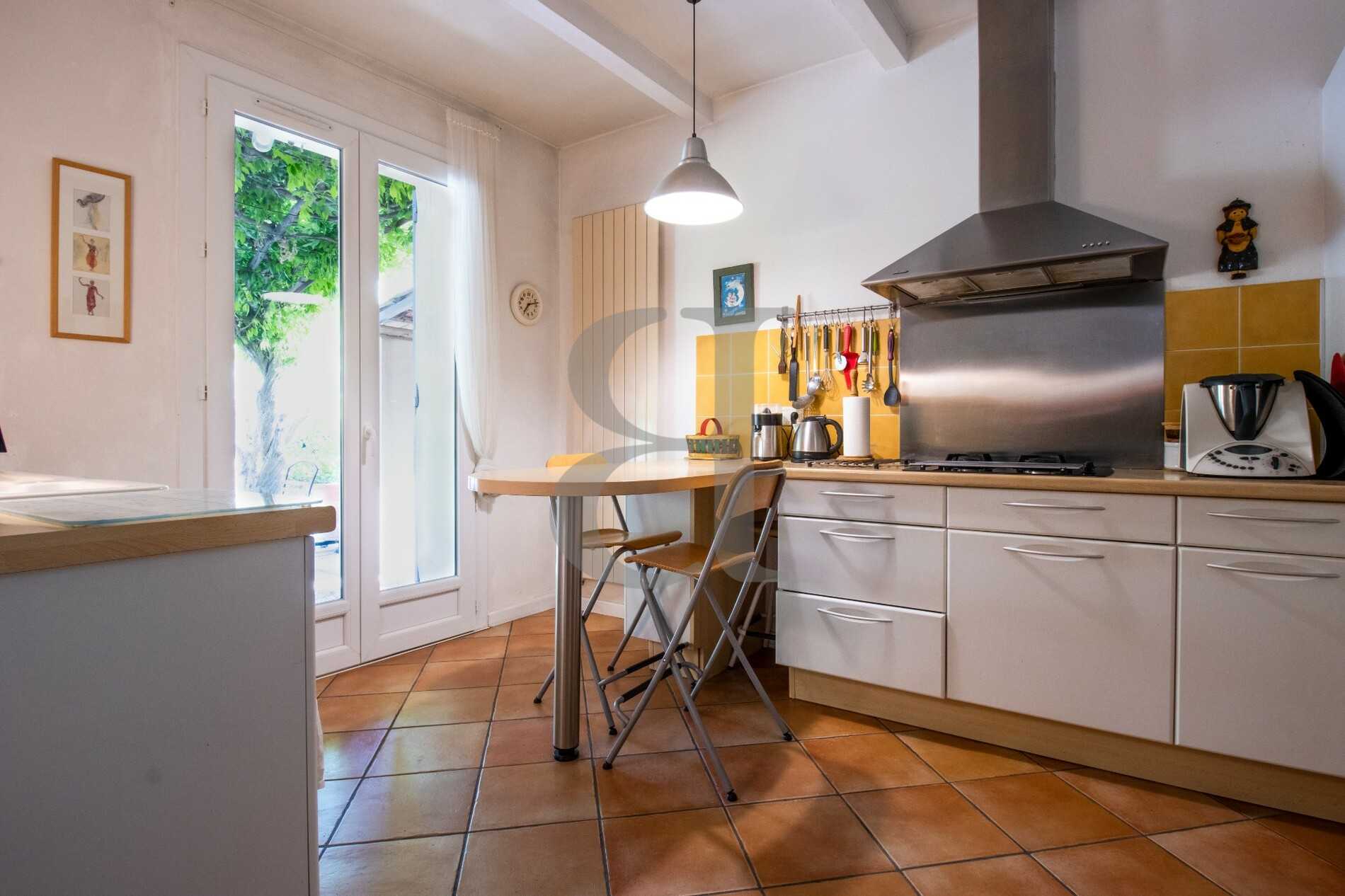 σπίτι σε Orange, Provence-Alpes-Côte d'Azur 10826266