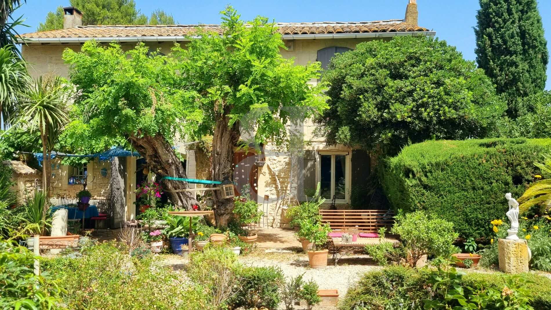 Rumah di Boulbon, Provence-Alpes-Cote d'Azur 10826348