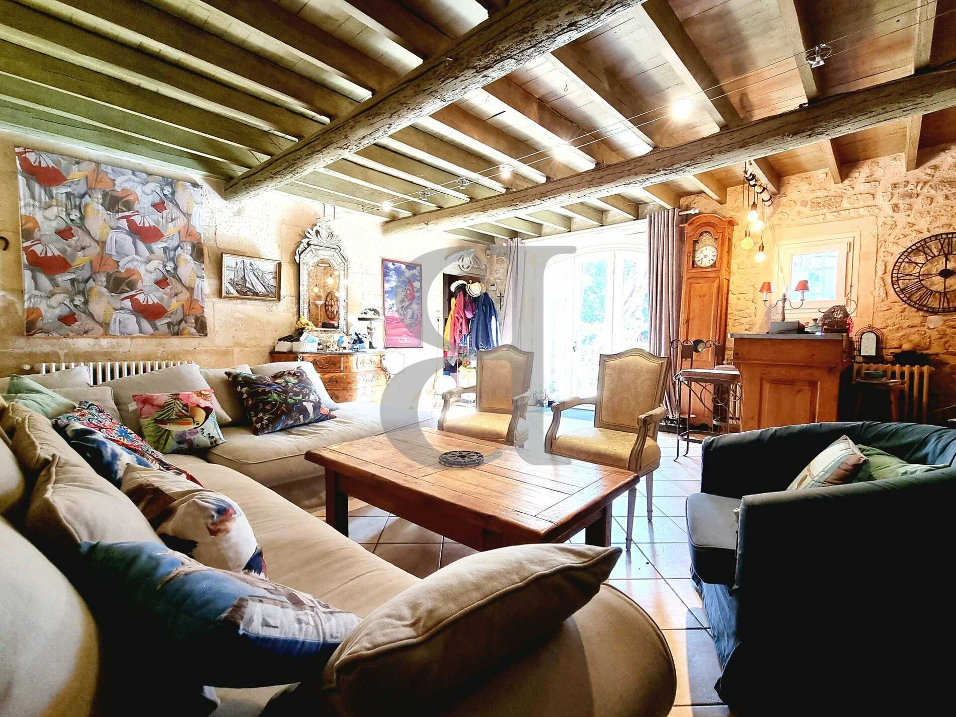 بيت في Boulbon, Provence-Alpes-Côte d'Azur 10826348