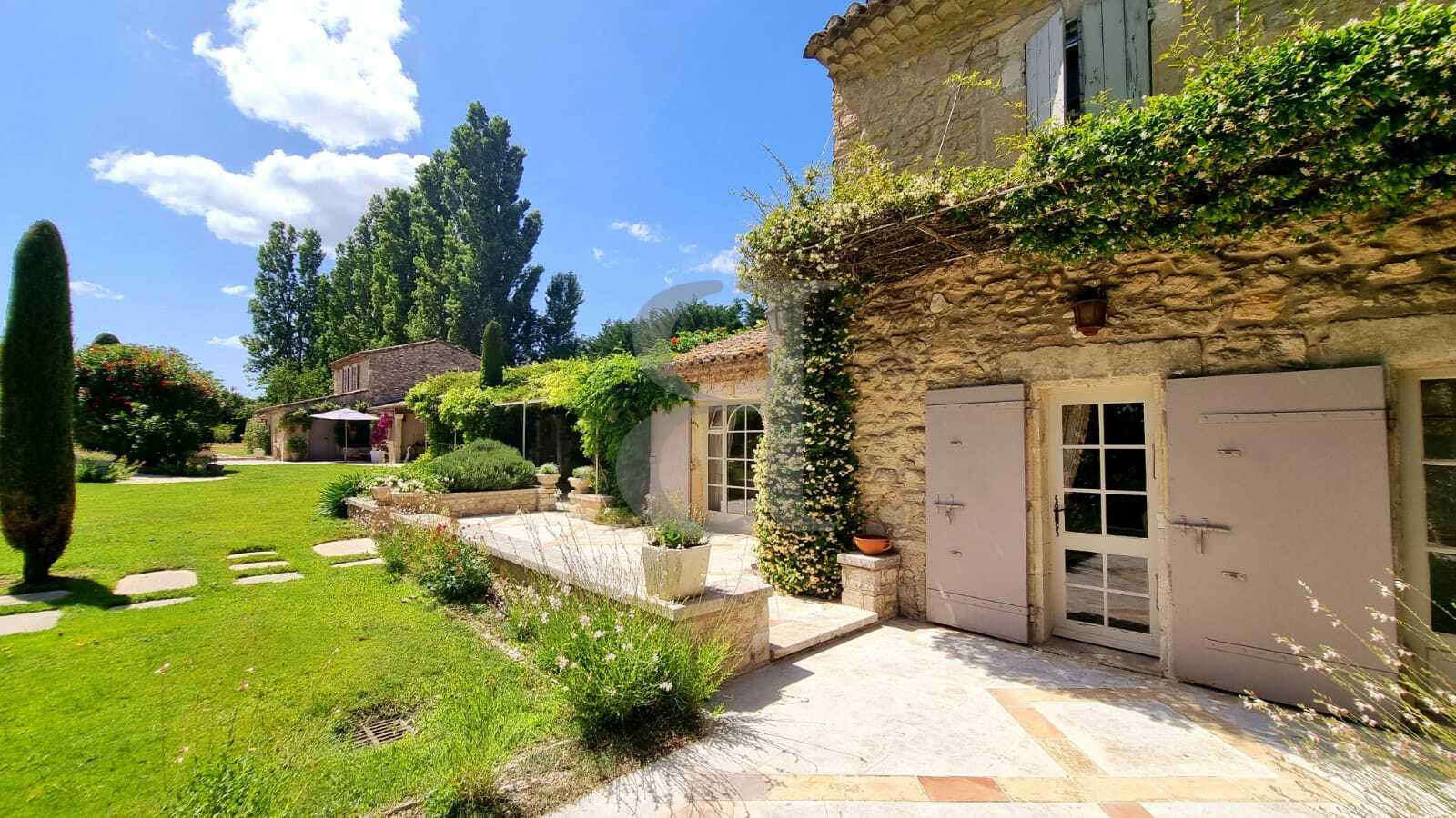 loger dans Eygalières, Provence-Alpes-Côte d'Azur 10826378
