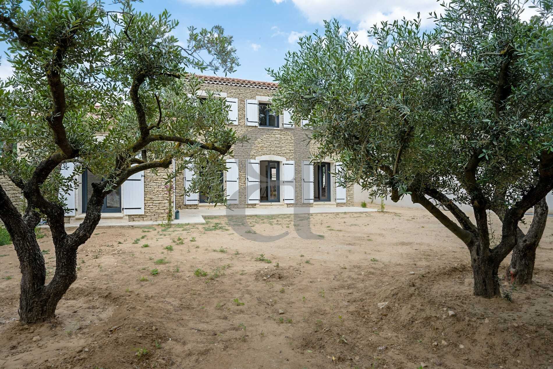 Huis in L'Isle-sur-la-Sorgue, Provence-Alpes-Côte d'Azur 10826380